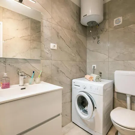 1 Bedroom Beautiful In Apartamento Pula