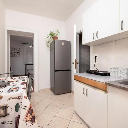 1 Bedroom Beautiful In Apartament Pula