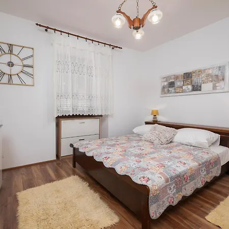 Апартаменты 1 Bedroom Beautiful In